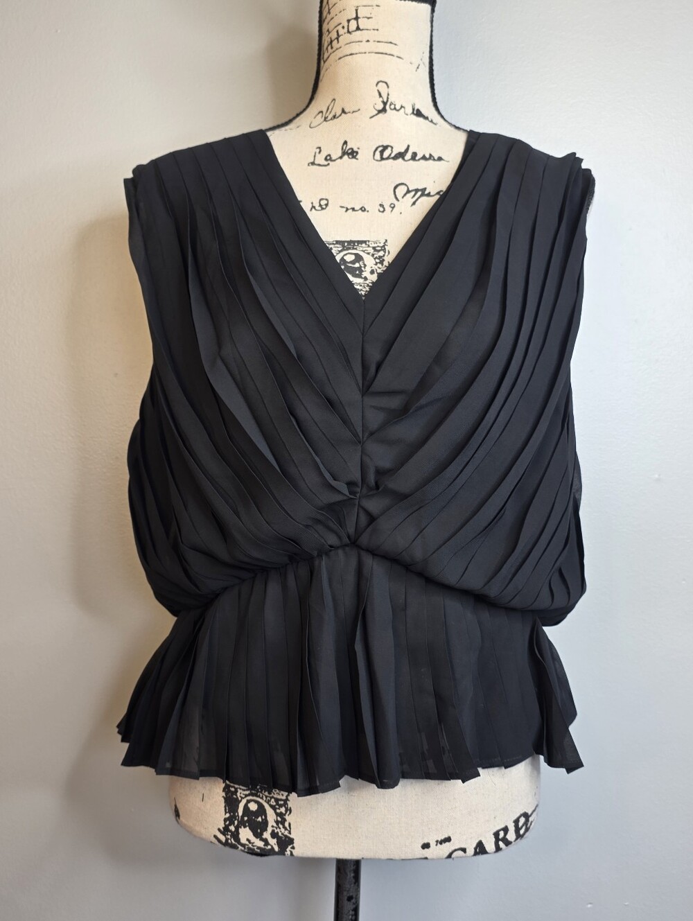Strut & Bolt Black Pleated V-Neck Women's Blouse Sz L nwt